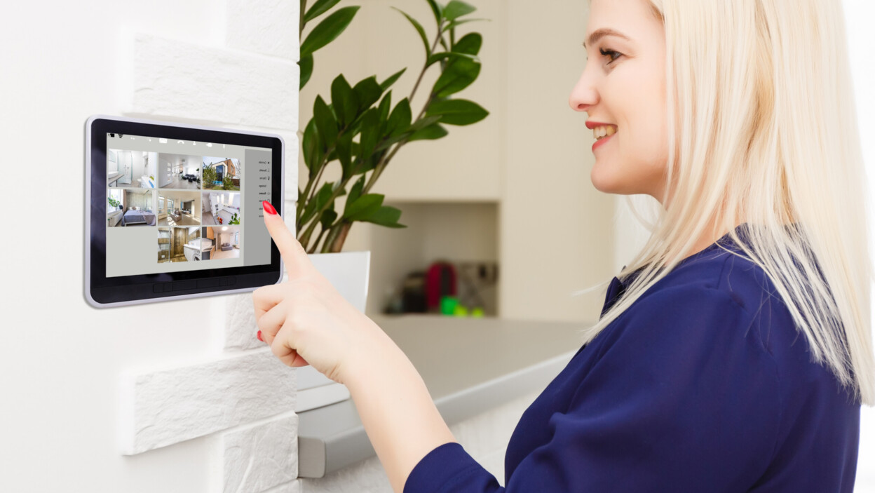 Kobieta mająca stację sterowania automatyką domową w nowoczesnym renderowaniu 3D domu.