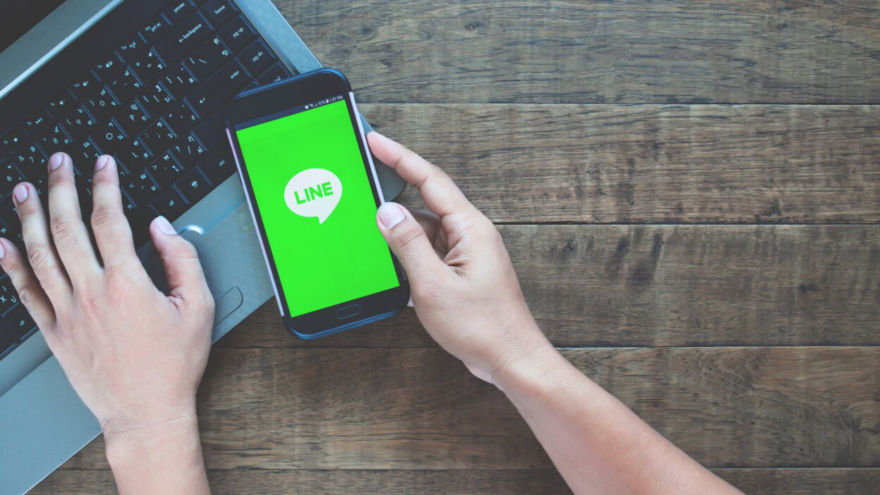 Trzymając się za ręce Mobile z aplikacją LINE