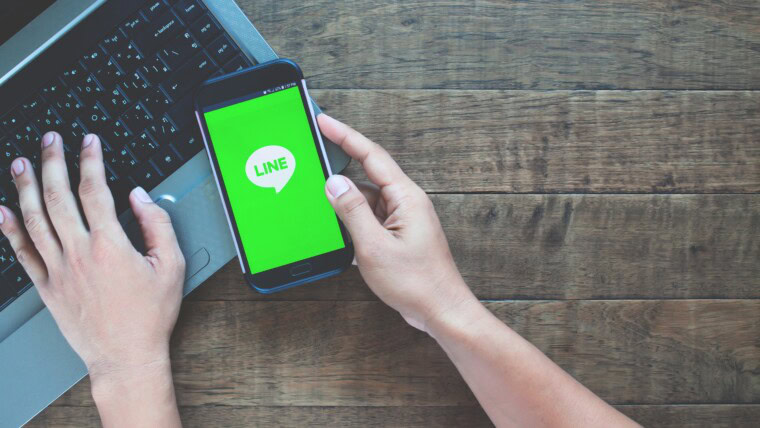 Trzymając się za ręce Mobile z aplikacją LINE