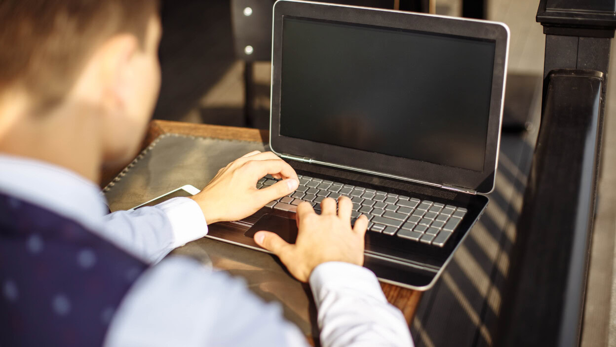 Udany menedżer pracujący w kawiarni podczas przerwy i wyszukiwania informacji