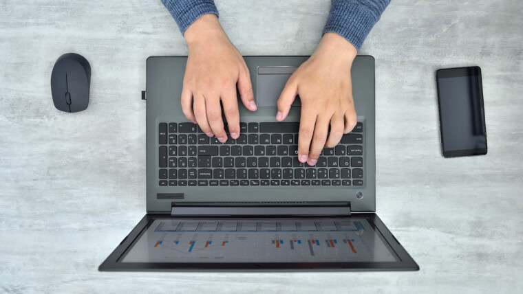 Księgowy sprawdza raport biznesowy na laptopie