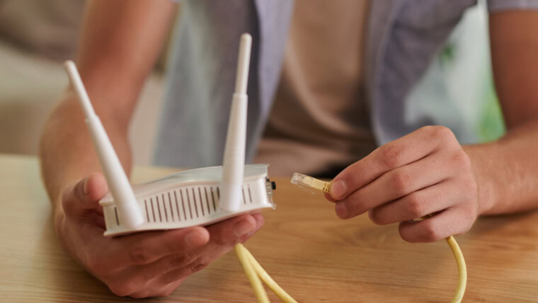 Wkładanie przewodu Ethernet do routera