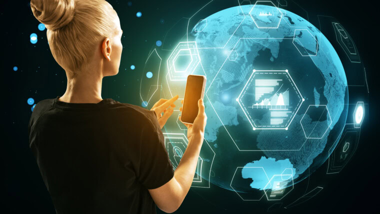 Widok z tyłu młodej blondynki używającej telefonu komórkowego z cyfrowym hologramem kuli ziemskiej na rozmytym tle Globalna technologia finansów i koncepcja bezpieczeństwa sieci