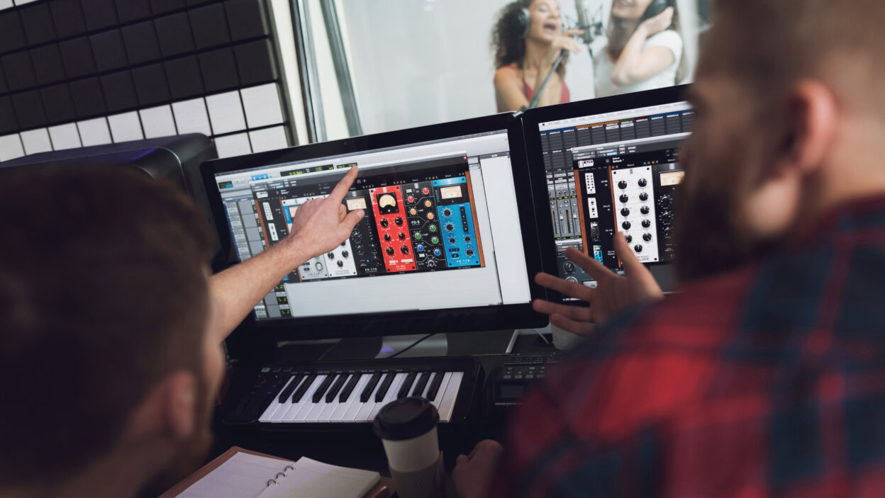 Dwie dziewczyny śpiewają w studiu nagraniowym