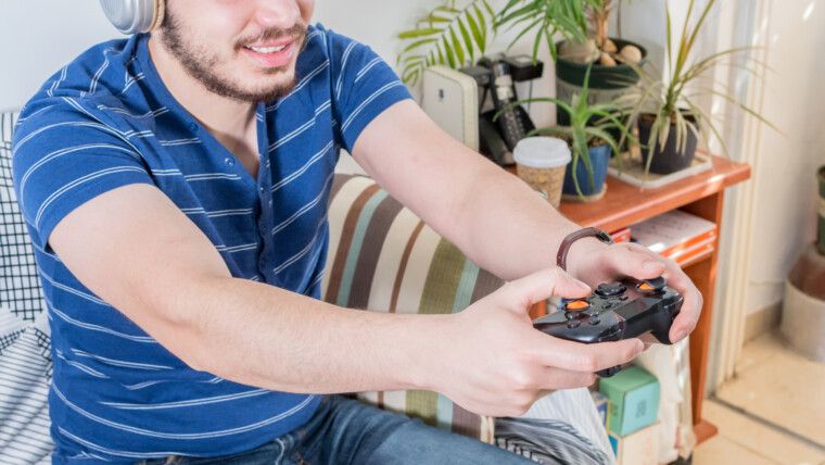 Widok szczęśliwego młodego człowieka grającego w grę