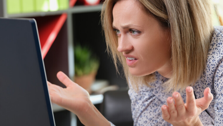 Portret zdenerwowanej kobiety patrzącej na ekran laptopa ze złym wyrażeniem błędu pliku obciążenia wszystko