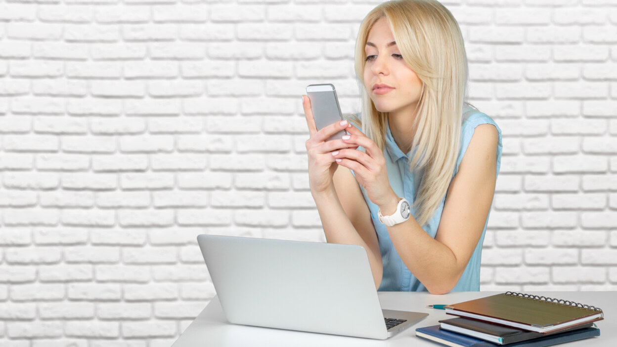 Dorywcza młoda kobieta korzystająca z telefonu komórkowego