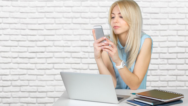 Dorywcza młoda kobieta korzystająca z telefonu komórkowego