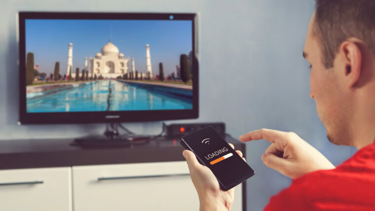Facet przegląda zdjęcia z telefonu na dużym telewizorze za pośrednictwem transferu informacji Wi-Fi między urządzeniami przez Wi-Fi Transfer danych między urządzeniami