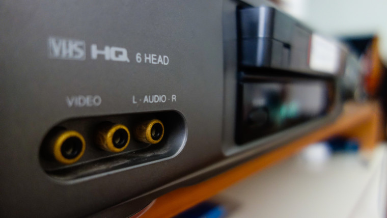 stary rejestrator kaset wideo VCR wyświetlacz zegarowy widok z przodu