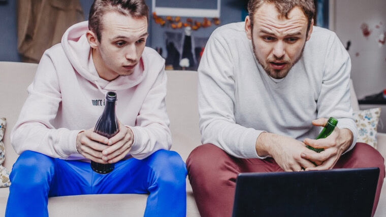 Fani dwóch przyjaciół z piwem oglądają piłkę nożną