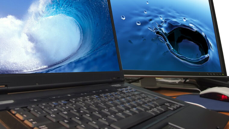 koncepcja wody na laptopie i dużym panoramicznym wyświetlaczu tft