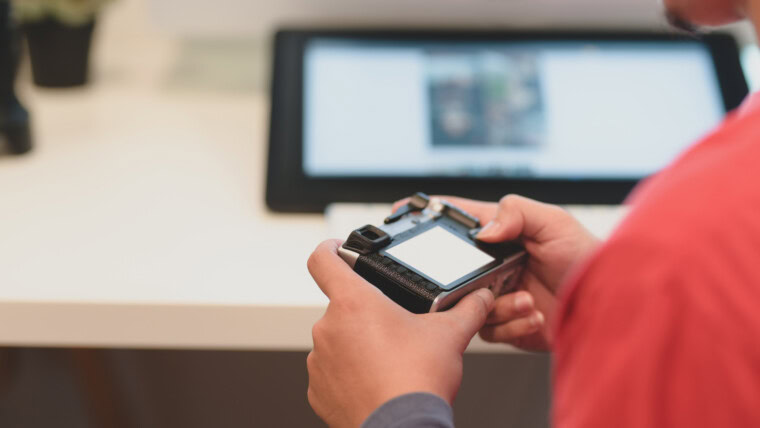 Zbliżenie mężczyzny używającego smartfona na stole