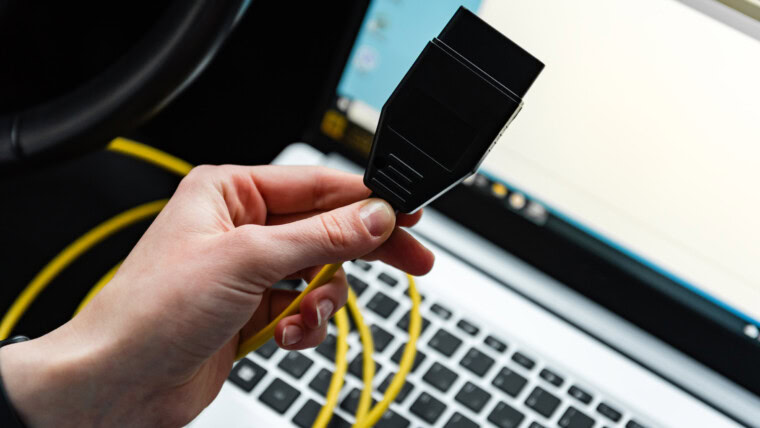 Ludzka diagnostyka samochodu przy użyciu urządzenia OBD i komputera