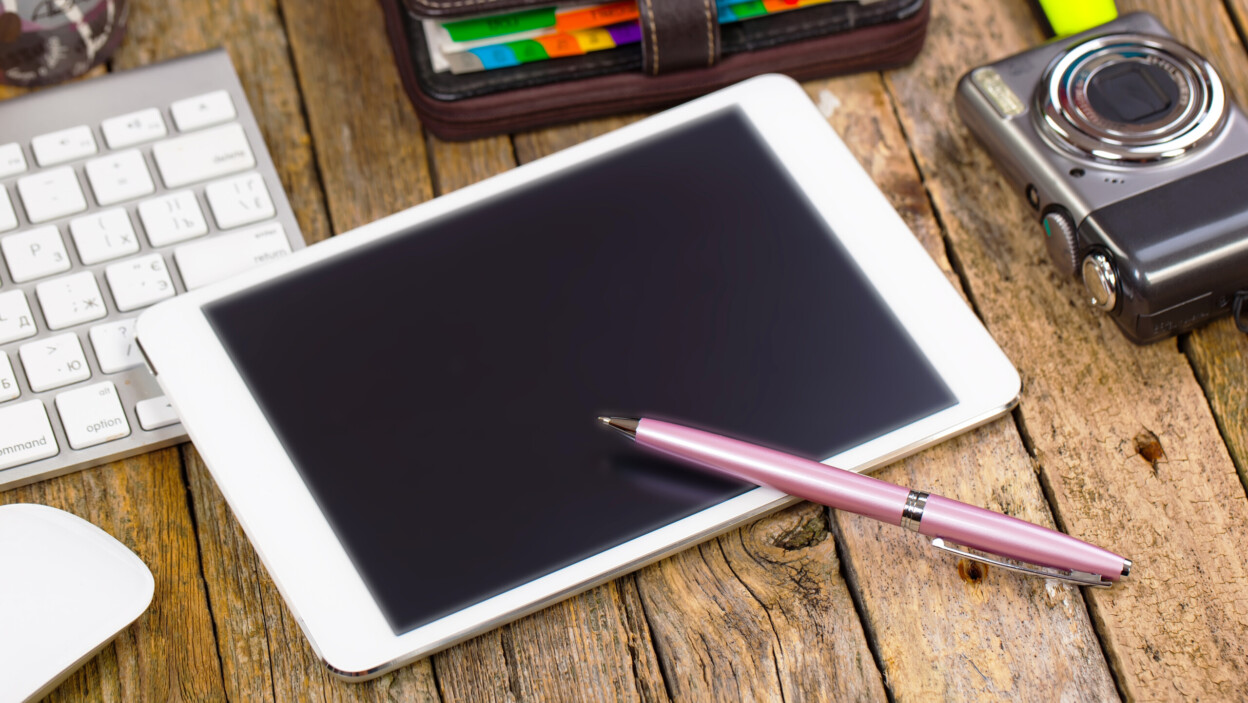 Akcesoria do robienia interesów w biurze na stole