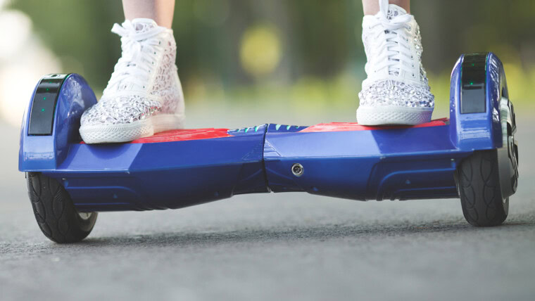 Kobieta nogi na hoveboard