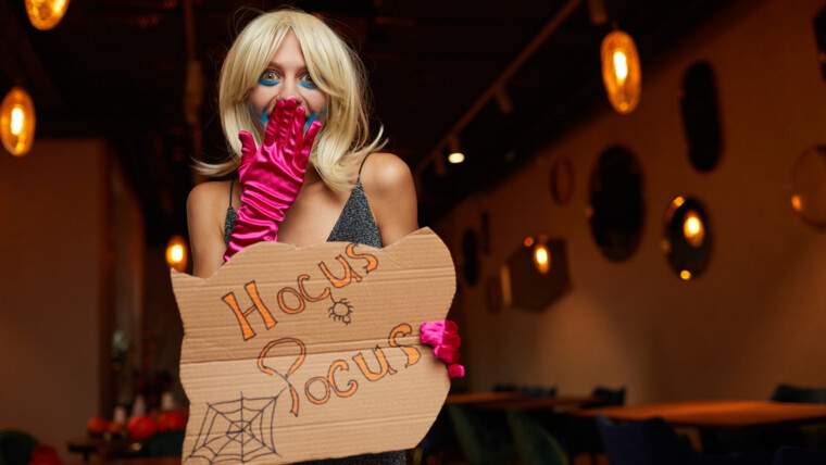 Kobieta w stroju na imprezie z okazji Halloween