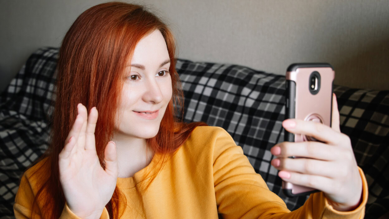 Młoda kobieta używająca telefonu komórkowego