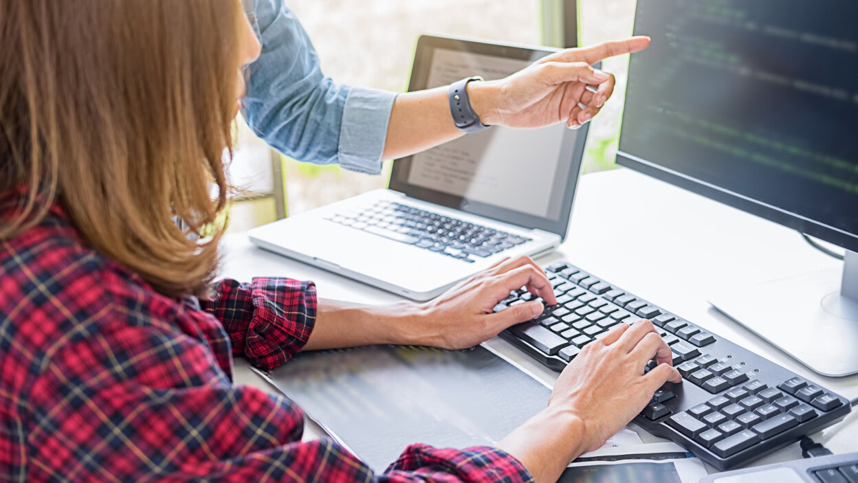 Inżynierowie kodujący w komputerze w biurze.