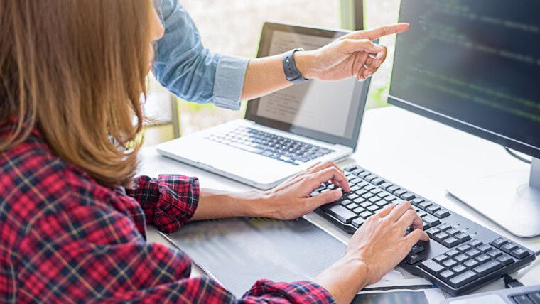 Inżynierowie kodujący w komputerze w biurze.