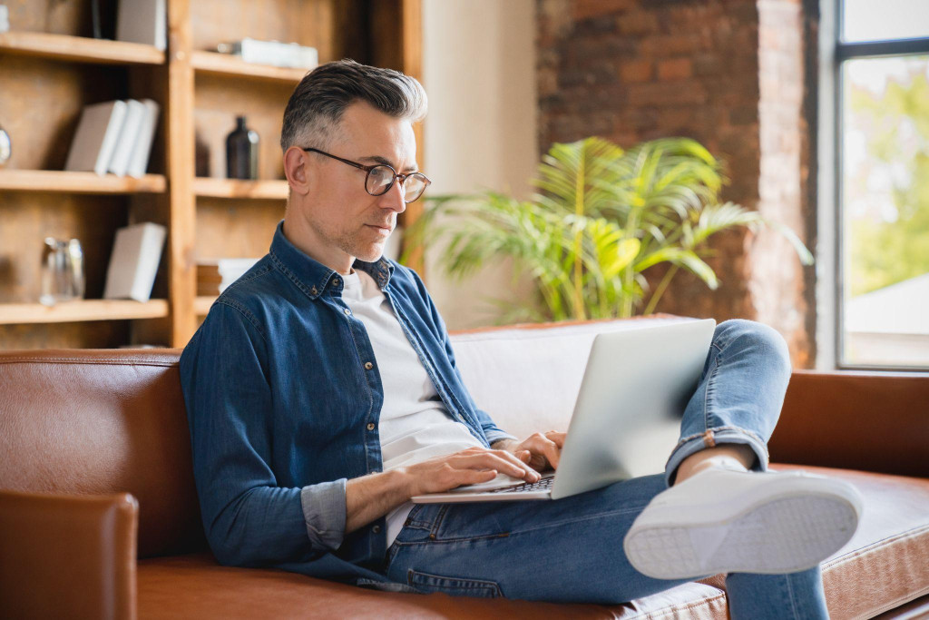 Człowiek przy komputerze